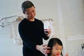 姚晨晒老公和女儿合照，女儿模样可爱，家庭日常显幸福图片