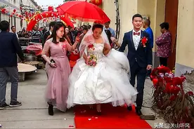 俗语“新媳妇进门要避一下，碰到了热脸要吵架”，何人要避一下？图片