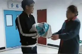 宝宝出生后第一个抱的人很关键，这几种人不能抱，会折损孩子福气图片