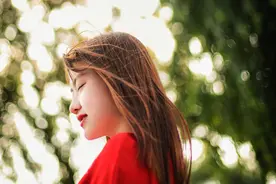 故事：被误会和男神交往，她正想澄清，男神却抢先开口落实恋情图片