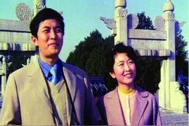 目睹母亲除夕夜自杀，父亲唐国强再娶，女儿唐莉却说：爸爸是好人图片
