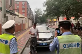 前后号牌末位数字不一致 交警精准查处涉牌违法车辆图片