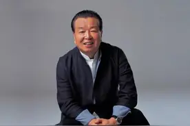 17岁闯荡泰国，一度穷困潦倒；现在靠一瓶饮料年入200亿！图片