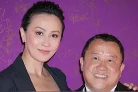 1990年,刘嘉玲被曾志伟喊去打麻将,3小时后衣衫不整回到小区门口图片