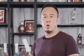 47岁杨坤教人喝香槟，姿势高端优雅，喝的却是35块廉价酒图片