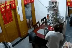 江苏一初中男孩，锁喉爸爸，还用饮料往爸爸头上浇，用脚踢爷爷图片