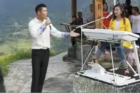 玖月奇迹换搭档！王小玮穿衣依旧时髦，男主唱阳刚帅气不输王小海图片