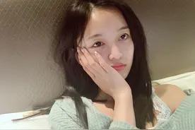 吴宣仪晒睡衣照半露香肩，衣衫不整惹争议，被指暗秀性感不自觉图片