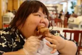 她本是校花，却被男朋友喂成300斤，睡塌几张床，网友：男人都懂图片