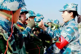 千米高空，直击空降兵新训女兵大飞机跳伞训练图片