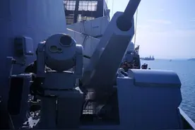 056护卫舰30毫米机炮换机枪，是在自废武功？此举或另有深意图片
