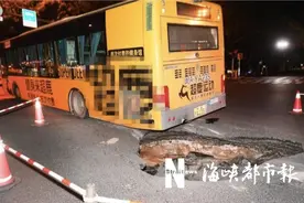 惊！福州闹市路面塌陷，公交爆胎！乘客受伤！图片