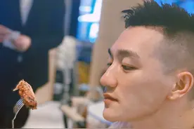 张馨予罕见秀恩爱，军人老公穿900元国货，同款精致侧脸帅似明星图片