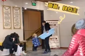 爸爸“被迫式”带娃洗澡，拎领子大飞脚，网友：不用看肯定是儿子图片