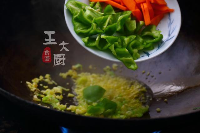 溜肥肠的家常做法，香而不腻，没有异味，下酒下饭都不错