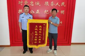 负气少女雨夜离家出走 民警全力帮助寻回图片