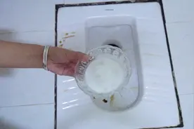 蹲便池又脏又臭怎么办？教你一招，轻松刷干净视频封面