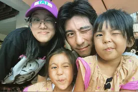 修杰楷与三个女儿同框，咘咘与妹妹“换肤式”晒黑，波妞豁牙萌翻图片