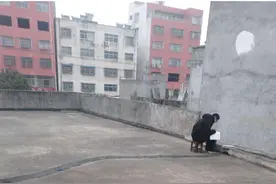 河南高三学霸“凿壁借光”爬屋顶蹭网，背后故事励志暖心图片