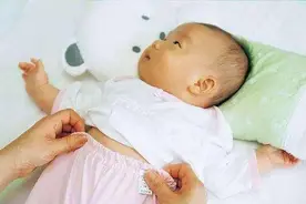小姨帮小外甥换衣服，谁曾想娃的反应太激烈，网友：表情真有意思图片