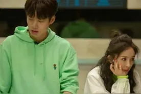 没分手？魏大勋晒照秀爱心情侣饰品，与杨幂暗戳戳撒糖甜翻粉丝图片