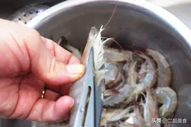 买回来的大虾怎样处理干净？大厨：牢记3点，大虾鲜嫩营养还不腥图片