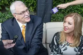 湖人老板珍妮巴斯，59岁至今单身，与罗德曼和禅师均有过恋情图片