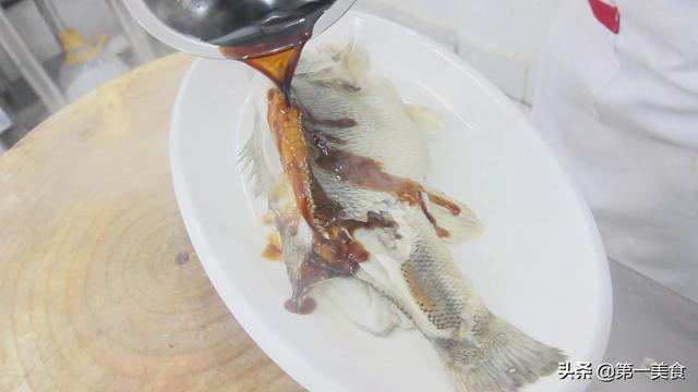 清蒸鲈鱼最简单的做法 2026年清蒸鲈鱼最简单的做法是什么?蒸几分钟最