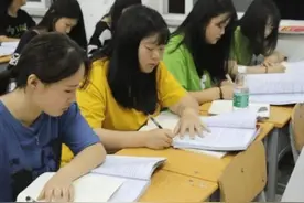 大学女老师下课忘记关投影仪，搜索记录被公开，学生们都低下了头图片