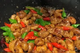 今天美食，爆炒肥肠，这么做既下酒又下饭，太好吃了，真香图片