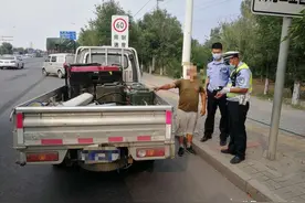 小货车违法私运汽油 法律面前“油”不得你！图片