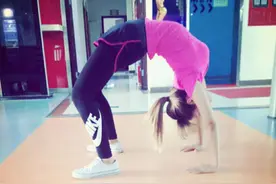 浙江杭州九岁女孩学舞蹈下腰导致脊髓损伤图片