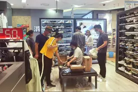 火火火！鸿星尔克通州各门店客流暴涨10倍！有人扔下钱“不用找零”图片