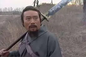 宋江整天扛个朴刀，到底会不会武功？答案：李逵根本不是他对手！图片