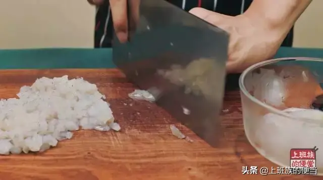 虾别再水煮了，只需1点技巧，口感弹牙喷喷香，一上桌就被吃光
