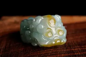 糯冰种黄翡俏色巧雕仿古兽面玉扳指，呆萌可人好想要图片
