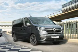 能拉货的MPV，新款雷诺Trafic发布，7座布局配折叠小桌图片