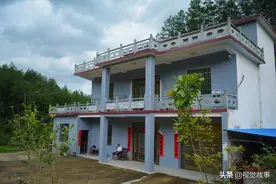 山村83岁奶奶儿孙满堂，1人独居1栋楼，看村民为啥夸赞图片