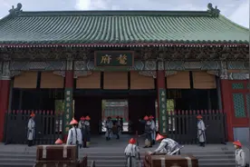 张一山版《鹿鼎记》，鳌拜的府邸叫“鳌府”，编剧功课不到位啊图片
