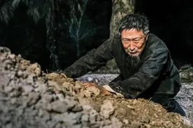 浙江老农挖开儿子坟墓，取出一包裹，直送北京，这是怎么回事？图片