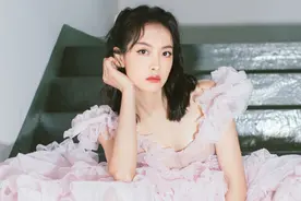 赵丽颖发表获奖感言时，宋茜坐台下撇嘴被嘲，法令纹走向太奇怪图片