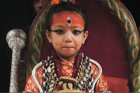 尼泊尔“活女神”：3岁供人朝拜，一旦流血就被废，一生无人敢娶图片