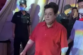 73岁李金斗罕见露面，手脚麻利走路生风，助阵郭德纲破不和传闻图片