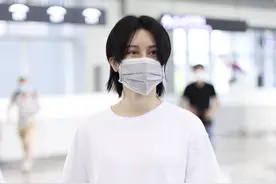 尚雯婕现身长沙机场。发型中分穿慵懒随性，文艺范十足图片