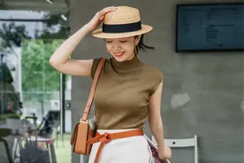 今夏穿T别老配裤子了，很土！学三木这样穿，时髦气质又出众图片