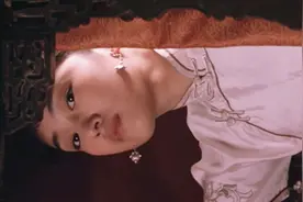 四姨太低头捡东西，看到了桌下的风景视频封面