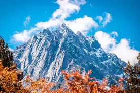 唐诗里的雪山，湖水，秋色图片