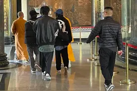 杨幂刘诗诗私下同游寺庙，手提塑料袋打扮低调，两人友谊惹人羡慕图片
