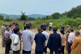 山路崎岖车不便上去，消防员徒步两公里组织消防技能培训图片