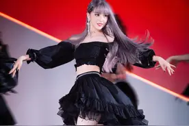 佟丽娅转型大玩“女团风”，穿抹胸上衣配A字纱裙，不像80后的人图片